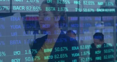 Modern ofiste çalışan çeşitli iş adamları üzerinde finansal veri işleme animasyonu. küresel iş, finans, bağlantılar ve dijital arayüz konsepti dijital olarak oluşturulmuş video.