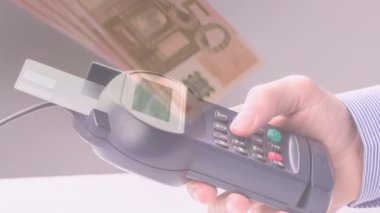 Avro banknotlarının animasyonu, elinde ödeme terminali bulunan beyaz adamın eline düşüyor. finans, para, nakit ödeme yok güvenlik dijital video oluşturuldu.