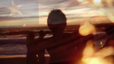 Sahilde eğlenen bir grup arkadaşın üzerinde şili bayrağı sallamanın animasyonu. seyahat, tatiller, vatanseverlik ve dijital olarak üretilen video konsepti.