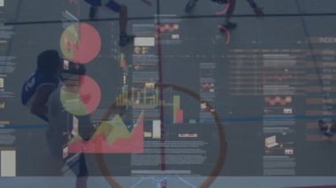 Çeşitli erkek basketbol oyuncuları üzerinde finansal veri işleme animasyonu. global spor, iş, veri işleme ve dijital arayüz konsepti dijital olarak oluşturulmuş video.
