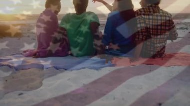 Sahilde eğlenen bir arkadaş grubunun üzerine ABD bayrağını sallamanın animasyonu. seyahat, tatiller, vatanseverlik ve dijital olarak üretilen video konsepti.