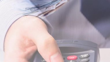 Beyaz adamın elinde ödeme terminali olan dolar banknotlarının animasyonu. finans, para, nakit ödeme yok güvenlik dijital video oluşturuldu.