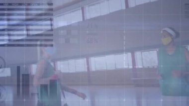 Spor salonundaki çeşitli bayan basketbolcu grupları üzerinden finansal veri işleme animasyonu. spor, bağlantılar ve dijital arayüz konsepti dijital olarak oluşturulmuş video.