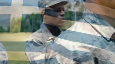 Çeşitli askerlerin üzerinde sallanan Yunan bayrağının animasyonu. Silahlı kuvvetler, kamu savunması, vatanseverlik ve bağımsızlık kavramı dijital olarak oluşturulmuş video.