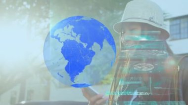 Akıllı telefon kullanan Asyalı kadın üzerindeki veri işleme ve küre animasyonları. küresel iletişim, veri paylaşımı ve dijital arayüz kavramı, dijital olarak oluşturulmuş video.