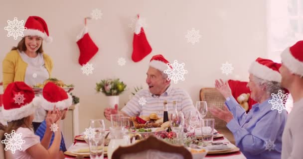 Animación Nieve Cayendo Sobre Familia Caucásica Feliz Durante Cena Navidad — Vídeos de Stock