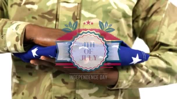 Κίνηση Της Ημέρας Ανεξαρτησίας Κείμενο Πάνω Στρατιώτη Που Κατέχουν Αμερικανική — Αρχείο Βίντεο