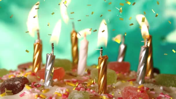 お誕生日のろうそくに落ちるコンフェッティのアニメーション 誕生日やお祭りやお祝いのコンセプトをデジタルで生成し — ストック動画