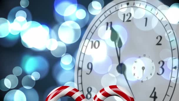糖果手杖图标和滴答作响的时钟映衬着灰色背景上的蓝色亮点 圣诞节的庆祝和庆祝概念 — 图库视频影像