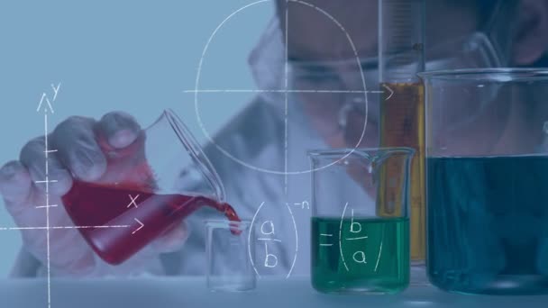 女科学家拿着烧杯在数学方程上的动画化 全球教育 数字接口和技术概念 — 图库视频影像