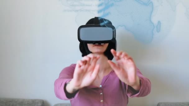 Spinning Glob Och Databehandling Mot Kaukasiska Kvinna Bär Headset Hemma — Stockvideo