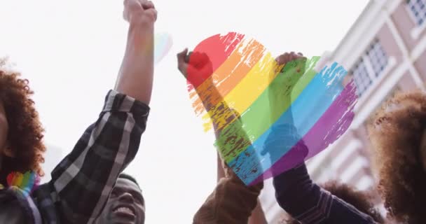 Animatie Van Regenboogharten Handen Diverse Demonstranten Igbt Rechten Gelijkheidsconcept Digitaal — Stockvideo