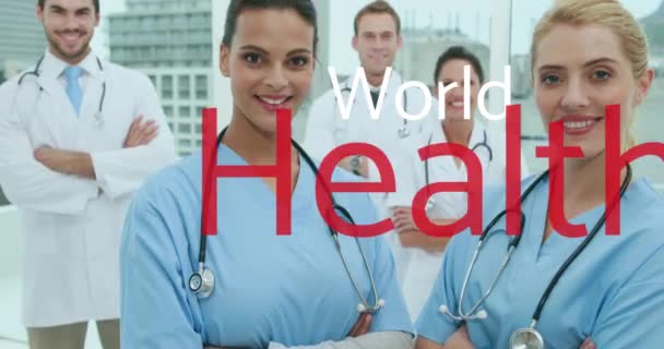 Animacja Tekstu Światowego Dnia Zdrowia Nad Uśmiechniętym Zróżnicowanym Zespołem Lekarzy — Wideo stockowe
