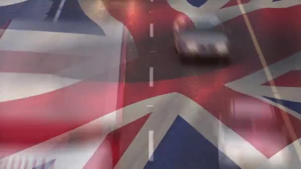 Юнион Джек Флаг Размахивает Над Временной Шкалой Автомобилей Едущих Дороге — стоковое видео