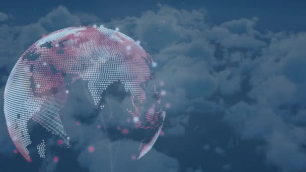 구름을 배경으로 지구와 연결되는 네트워크의 애니메이션 글로벌 데이터 디지털 인터페이스 — 비디오