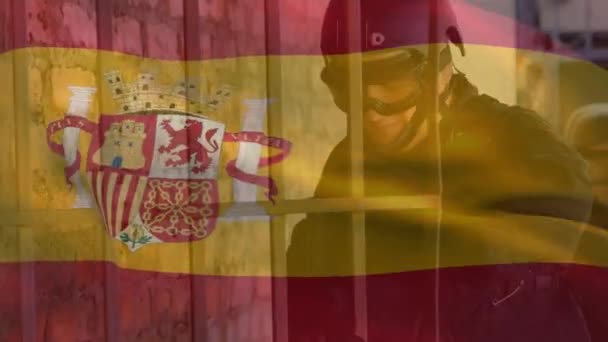 武器を持つ兵士の上にスペインの旗のアニメーション 世界中の愛国心武装勢力と保護の概念がデジタルで生成されたビデオ — ストック動画