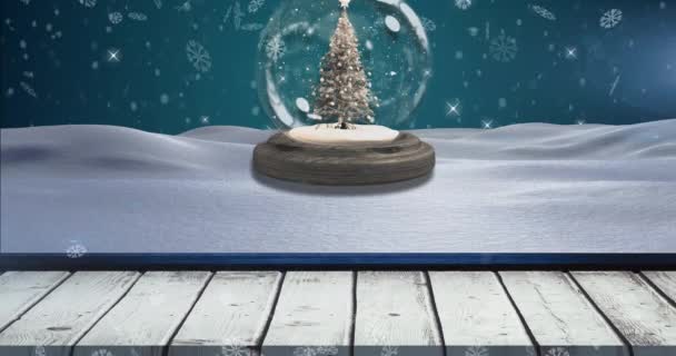 降雪的动画和雪球上闪烁着的亮点 蓝色背景上的树 圣诞节 传统和庆祝概念数字制作的视频 — 图库视频影像