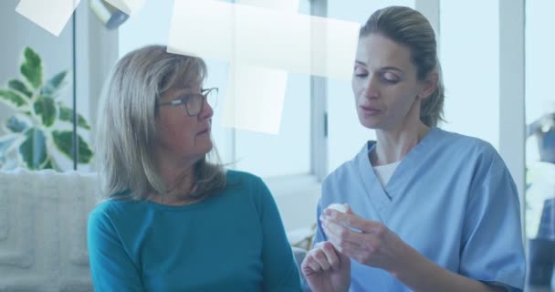 白人女性医師と高齢患者の会話の上に十字架のアニメーション 医療や医療サービスの概念はデジタルで生成され — ストック動画