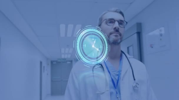 時計のアニメーションは男性医師の上を高速で移動します 世界的な医療 データ処理の概念デジタルで生成されたビデオ — ストック動画