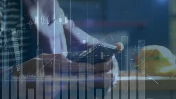 Animação Processamento Dados Financeiros Sobre Homem Caucasiano Usando Smartphone Conceito — Vídeo de Stock