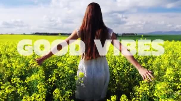 Animatie Van Goede Vibraties Tekst Gelukkige Vrouw Buiten Social Media — Stockvideo
