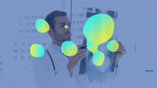 Erkek Doktorun Röntgen Taramasında Parlayan Damlaların Canlandırması Küresel Tıp Teknoloji — Stok video
