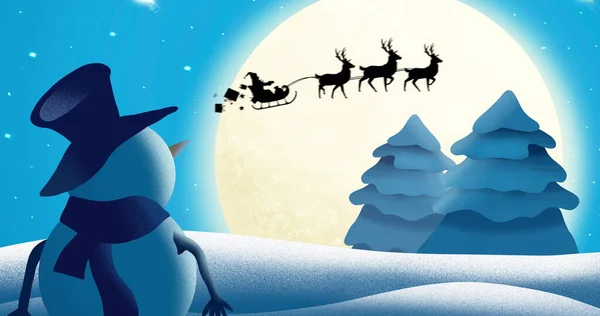 背景に満月 モミの木 雪だるまが描かれたトナカイによって引き込まれていく雪の中のサンタクロースの黒いシルエットのイメージ クリスマスの祝祭の概念デジタル的に生成されたイメージ — ストック写真