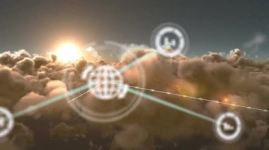 Gökyüzündeki simgelerle bağlantılı ağların animasyonu. küresel bağlantılar, veri işleme ve dijital arayüz konsepti dijital olarak oluşturulmuş video.