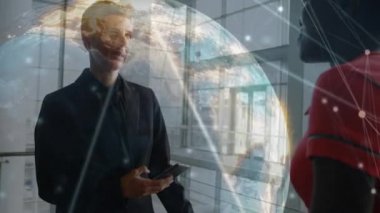 Ofiste konuşan çeşitli iş adamları üzerinde küresel ve bağlantı ağlarının animasyonu. küresel iş, veri işleme ve dijital arayüz kavramı dijital olarak oluşturulmuş video.