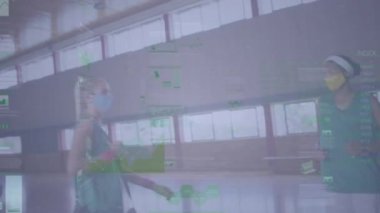 Spor salonundaki çeşitli bayan basketbolcu grupları üzerinden finansal veri işleme animasyonu. spor, bağlantılar ve dijital arayüz konsepti dijital olarak oluşturulmuş video.
