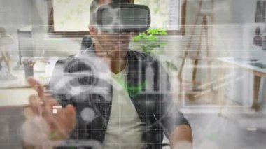 VR kulaklık takan beyaz adamın sosyal medya simgelerinin ve veri işlemlerinin animasyonu. küresel dijital arayüz, teknoloji ve sosyal medya konsepti dijital olarak oluşturulmuş video.