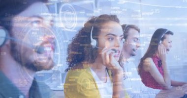 Telefon kulaklığı kullanan iş adamlarının istatistik ve veri işleme animasyonları. küresel iş, finans, veri işleme ve dijital arayüz kavramı dijital olarak oluşturulmuş video.