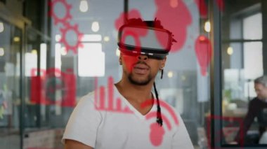 VR kulaklık takan Afro-Amerikan bir adamın sosyal medya simgelerinin animasyonu. küresel dijital arayüz, teknoloji ve sosyal medya konsepti dijital olarak oluşturulmuş video.