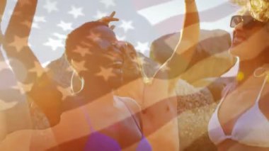 Sahilde eğlenen bir arkadaş grubunun üzerine ABD bayrağını sallamanın animasyonu. seyahat, tatiller, vatanseverlik ve dijital olarak üretilen video konsepti.