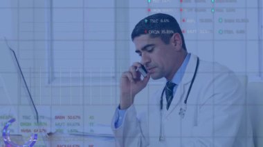 Telefonda konuşan karışık ırk erkek doktorunun veri işleme animasyonu. Tıbbi ve sağlık hizmetleri, bağlantılar ve dijital arayüz konsepti dijital olarak oluşturulmuş video.
