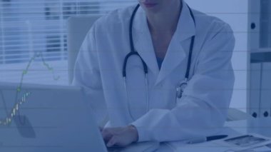 Bilgisayarı kullanarak gülümseyen beyaz kadın doktorun veri işleme animasyonu. Tıbbi ve sağlık hizmetleri, bağlantılar ve dijital arayüz konsepti dijital olarak oluşturulmuş video.