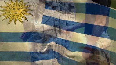 Çeşitli erkek askerler üzerinde uruguay bayrağının animasyonu. Ordu, sivil savunma, vatanseverlik konsepti dijital olarak oluşturulmuş video.
