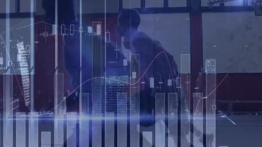 Spor salonundaki çeşitli erkek basketbol oyuncuları üzerinde finansal veri işleme animasyonu. spor, bağlantılar ve dijital arayüz konsepti dijital olarak oluşturulmuş video.