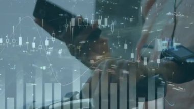 Akıllı telefon kullanan Afro-Amerikan kadın üzerinden finansal veri işleme animasyonu. küresel iş, veri işleme ve dijital arayüz konsepti dijital olarak oluşturulmuş video.