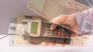 Avro banknotlarının animasyonu, elinde ödeme terminali bulunan beyaz adamın eline düşüyor. finans, para, nakit ödeme yok güvenlik dijital video oluşturuldu.