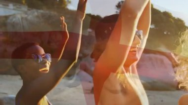 Sahilde eğlenen bir grup arkadaş üzerine İngiltere bayrağı sallamanın animasyonu. seyahat, tatiller, vatanseverlik ve dijital olarak üretilen video konsepti.