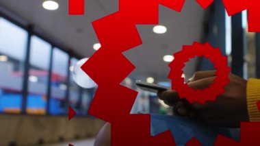 Kırmızı şekillerin ve akıllı telefon kullanan melez kadınların üzerindeki dünyanın animasyonu. küresel iletişim, veri paylaşımı ve dijital arayüz kavramı, dijital olarak oluşturulmuş video.