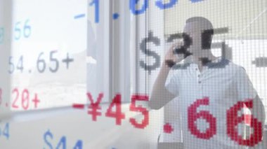 Akıllı telefon kullanarak iş adamının finansal veri işleme animasyonu. küresel iş, finans, bağlantılar, veri işleme ve dijital arayüz kavramı dijital olarak oluşturulmuş video.