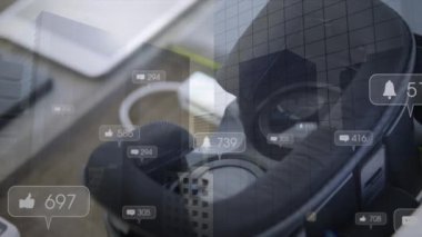 Düşen sayıların animasyonu ve VR kulaklığın üzerindeki güvenlik kalkanı. küresel iletişim ve veri güvenliği konsepti dijital olarak oluşturulmuş video