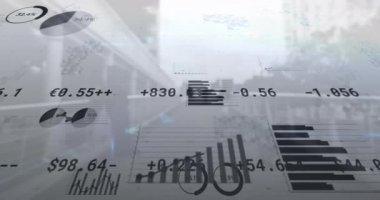 Şehir manzarası üzerinde istatistik işleme animasyonu. küresel iş, finans, veri işleme ve dijital arayüz kavramı dijital olarak oluşturulmuş video.