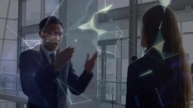 Ofisteki çeşitli iş adamları üzerinde dünya ve ağ bağlantılarının animasyonu. küresel iş, veri işleme ve dijital arayüz kavramı dijital olarak oluşturulmuş video.