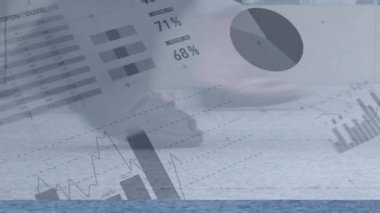 Sokaklarda yürüyen farklı insanlar üzerinde finansal veri işleme animasyonu. küresel iş, veri işleme ve dijital arayüz konsepti dijital olarak oluşturulmuş video.