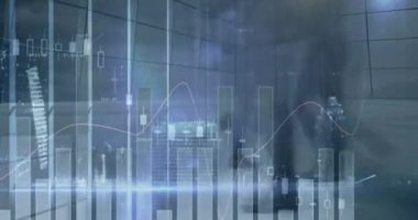 Modern ofiste yürüyen çeşitli iş adamları üzerinde finansal veri işleme animasyonu. küresel iş, finans, bağlantılar ve dijital arayüz konsepti dijital olarak oluşturulmuş video.