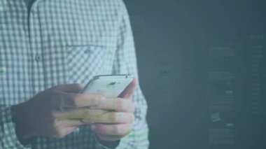 Akıllı telefon kullanan beyaz iş adamının finansal veri işleme animasyonu. küresel iş, finans, bağlantılar ve dijital arayüz konsepti dijital olarak oluşturulmuş video.