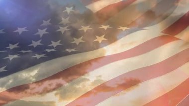 Amerikan bayrağı ve gökyüzü üzerinde mutlu Columbus Günü metni animasyonu. Vatanseverlik ve kutlama konsepti dijital olarak oluşturulmuş imaj.
